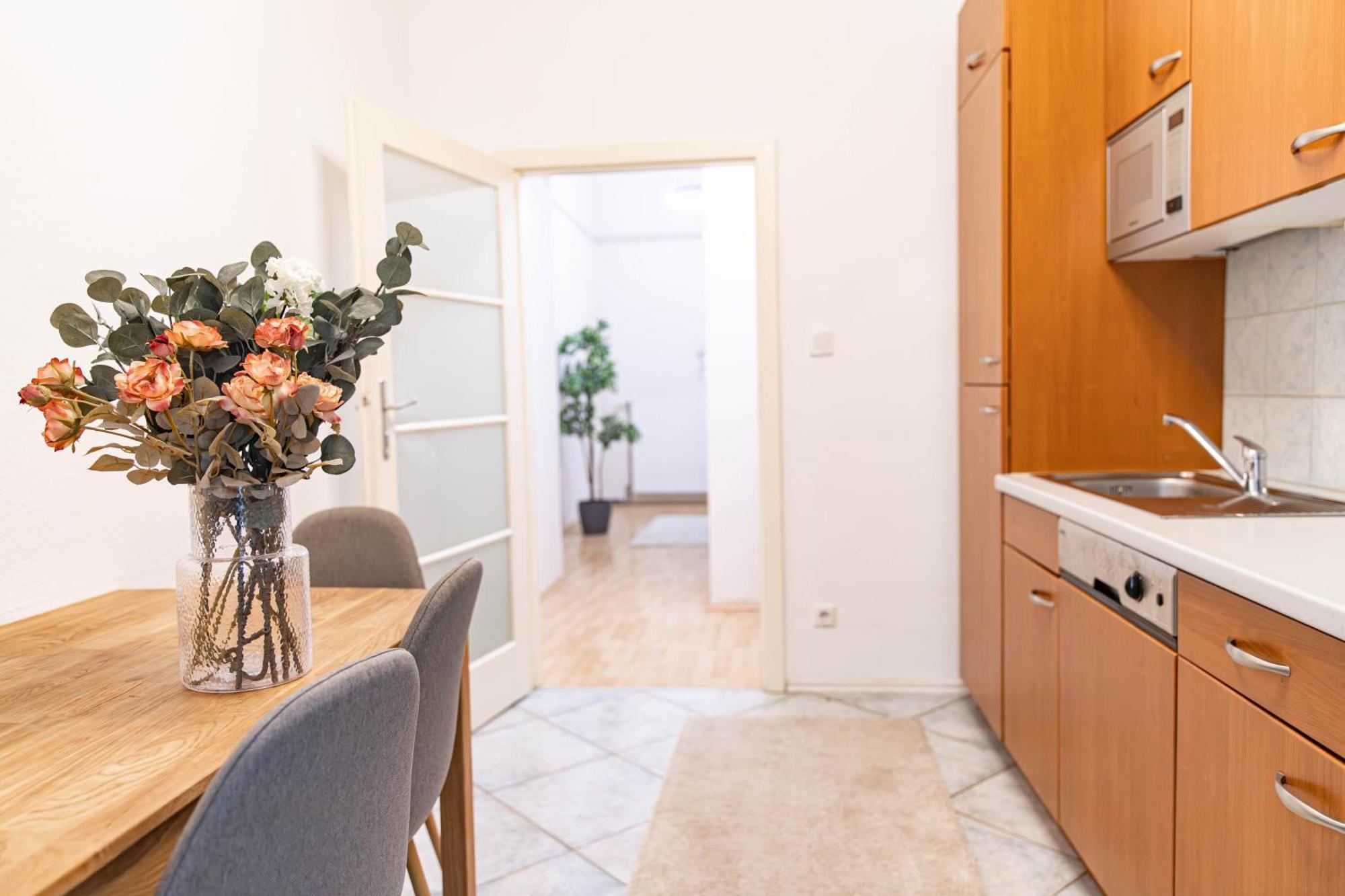Stylish Apartment, Next To Schloss Belvedere Wenen